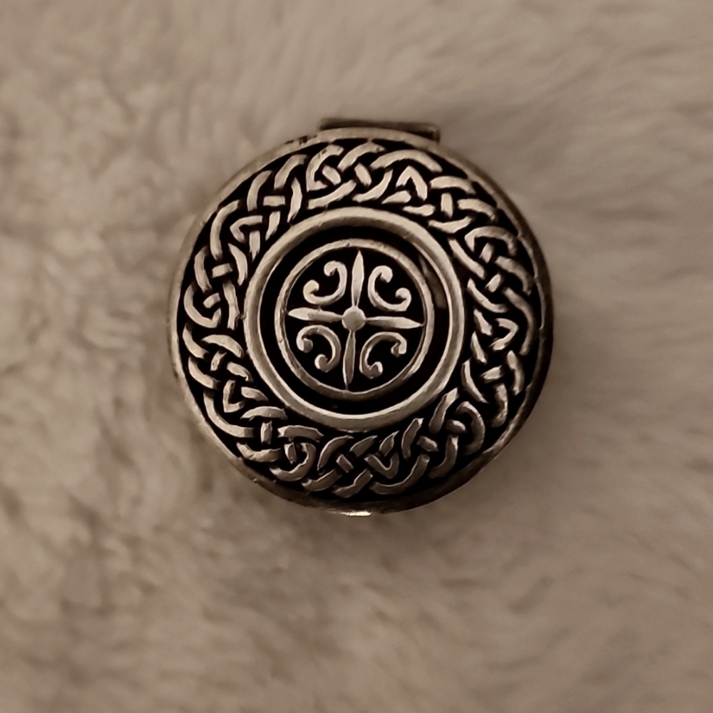 Silver 925 small Trinket box celtic design 1/2 by 1/2